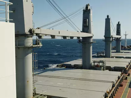 Ein großes Massengutfrachter-Schiff auf offener See bei klarem Tageslicht. - Foto: über boerse-global.de