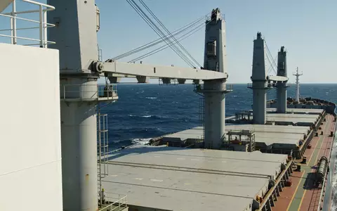 Ein großes Massengutfrachter-Schiff auf offener See bei klarem Tageslicht. - Foto: über boerse-global.de