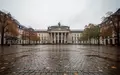 Ein leerer, historischer Marktplatz in einer deutschen Großstadt an einem bewölkten Herbsttag. - Foto: über boerse-global.de