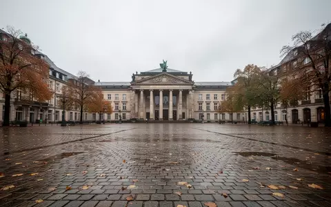 Ein leerer, historischer Marktplatz in einer deutschen Großstadt an einem bewölkten Herbsttag. - Foto: über boerse-global.de