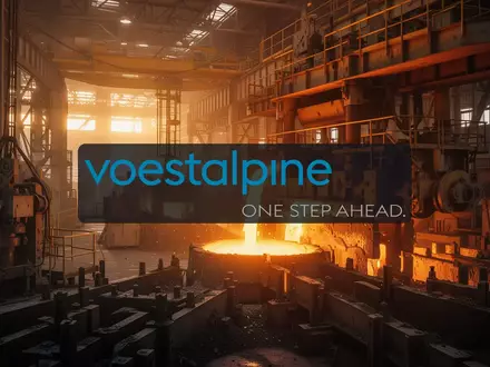 Moderne industrielle Stahlproduktion in einer weitläufigen Fertigungshalle bei stimmungsvollem Licht. - Foto: über boerse-global.de