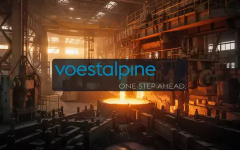 Moderne industrielle Stahlproduktion in einer weitläufigen Fertigungshalle bei stimmungsvollem Licht. - Foto: über boerse-global.de