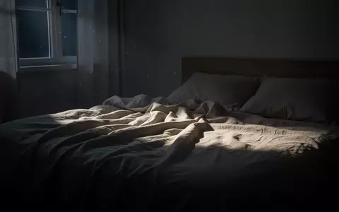 Ein ungemachtes Bett in einem ruhig beleuchteten Schlafzimmer bei Nacht, das eine Atmosphäre der Stille vermittelt. - Foto: über boerse-global.de