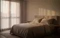 Ein minimalistisch eingerichtetes Schlafzimmer mit weichem Tageslicht, das eine ruhige und entspannte Atmosphäre vermittelt. - Foto: über boerse-global.de