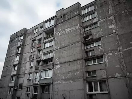 Eine graue, schmucklose Betonfassade eines Hochhauses an einem bewölkten Tag. - Foto: über boerse-global.de