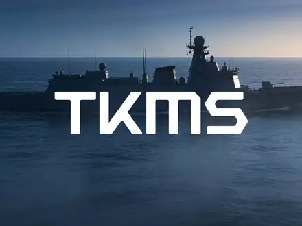 Silhouette eines modernen Marineschiffs in nebligem Gewässer bei Dämmerung, symbolisierend maritime Ingenieurskunst. - Foto: über boerse-global.de