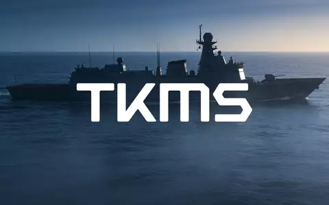 Silhouette eines modernen Marineschiffs in nebligem Gewässer bei Dämmerung, symbolisierend maritime Ingenieurskunst. - Foto: über boerse-global.de