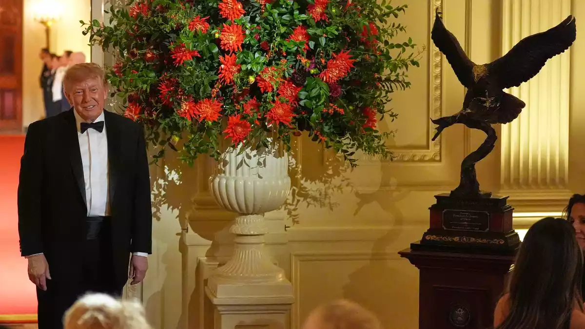 Trump enthüllt eine Adlerskulptur als Geschenk für Xi. - Bild: Alex Brandon/AP/dpa