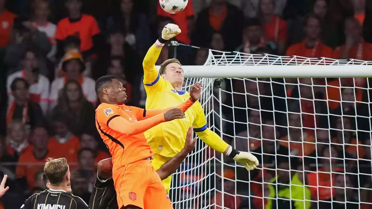 Marc-André ter Stegen hatte bei seinem Comeback richtig viel zu tun.  - Bild: Martin Meissner/AP/dpa