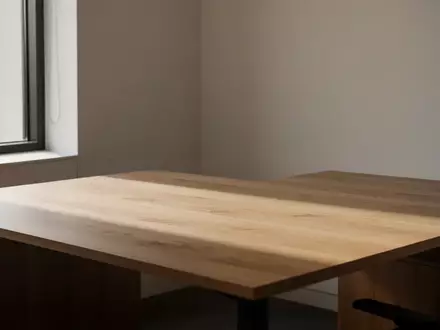 Ein minimalistischer, leerer Schreibtisch in einem hellen, modernen Büro mit natürlichem Lichteinfall. - Foto: über boerse-global.de
