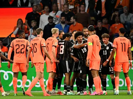 Die deutschen Spieler bejubelten ihr Führungstor, die Holländer beschwerten sich. - Foto: Federico Gambarini/dpa