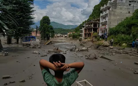 Ein Junge betrachtet die Verwüstungen durch die Sturzflut in Nepal. (Archivbild) - Foto: Niranjan Shrestha/AP/dpa