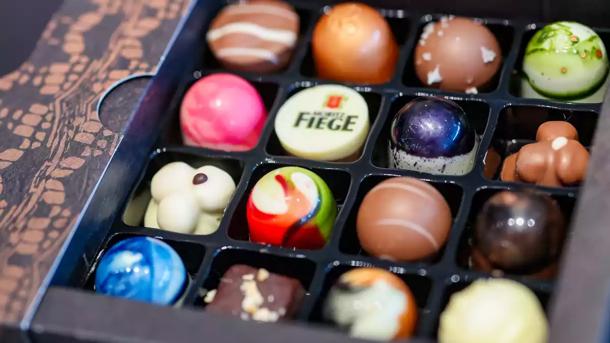 Pralinen gibt es in allen Formen und Farben.  - Bild: Christoph Reichwein/dpa