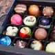 Pralinen gibt es in allen Formen und Farben.  - Bild: Christoph Reichwein/dpa