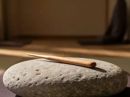 Eine traditionelle Akupunkturnadel auf einer steinernen Oberfläche in einem ruhigen, meditativ gestalteten Raum. - Foto: über boerse-global.de
