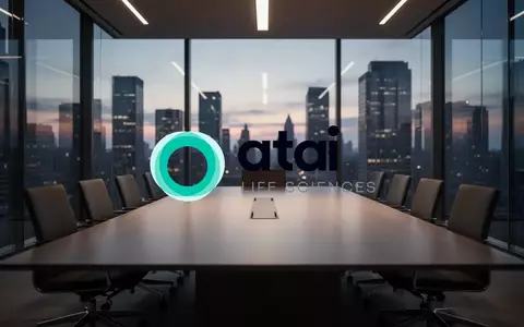 Moderner Konferenztisch in einem Büro bei Dämmerung, symbolisiert unternehmerische Veränderungen. - Foto: über boerse-global.de