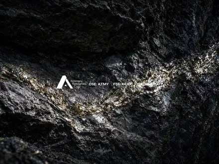 Dunkles, raues Gestein mit mineralischen Adern in einer professionellen geologischen Explorationsumgebung. - Foto: über boerse-global.de