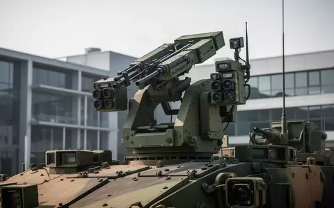 Ein hochmodernes ferngesteuertes Waffensystem auf einem Militärfahrzeug in einer industriellen Umgebung. - Foto: über boerse-global.de