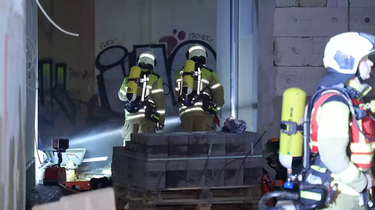 FW Dresden: Feuerwehr Dresden im Einsatz: Brand auf Baustelle und Verkehrsunfall an der Nossener Brücke - Bild: presseportal.de