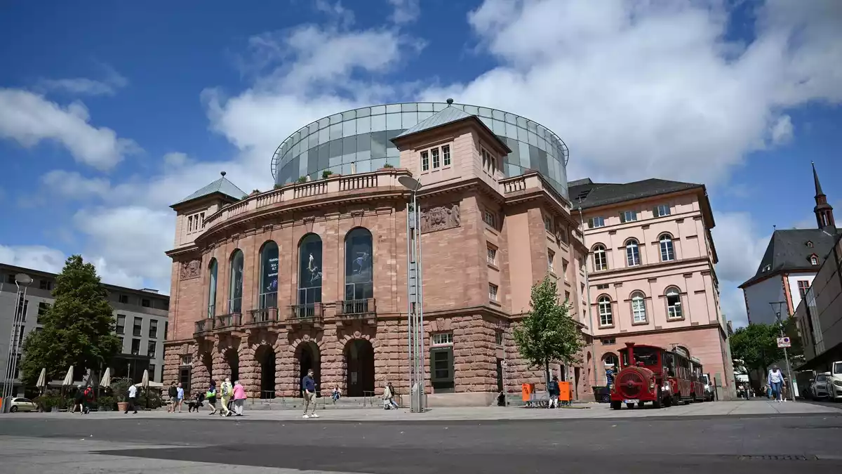 Die Fachzeitschrift «Opernwelt» hat das Staatstheater Mainz zum Opernhaus des Jahres ernannt. (Archivbild) - Bild: Arne Dedert/dpa