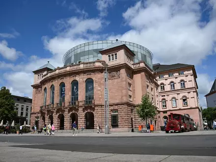 Die Fachzeitschrift «Opernwelt» hat das Staatstheater Mainz zum Opernhaus des Jahres ernannt. (Archivbild) - Foto: Arne Dedert/dpa