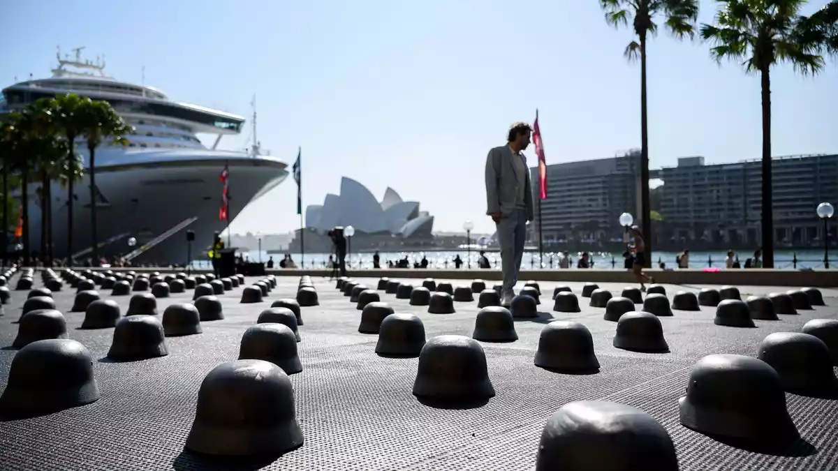 Die Installation «Mushrooms» steht direkt am Hafen von Sydney. - Bild: Bianca De Marchi/AAP/dpa
