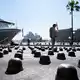 Die Installation «Mushrooms» steht direkt am Hafen von Sydney. - Bild: Bianca De Marchi/AAP/dpa