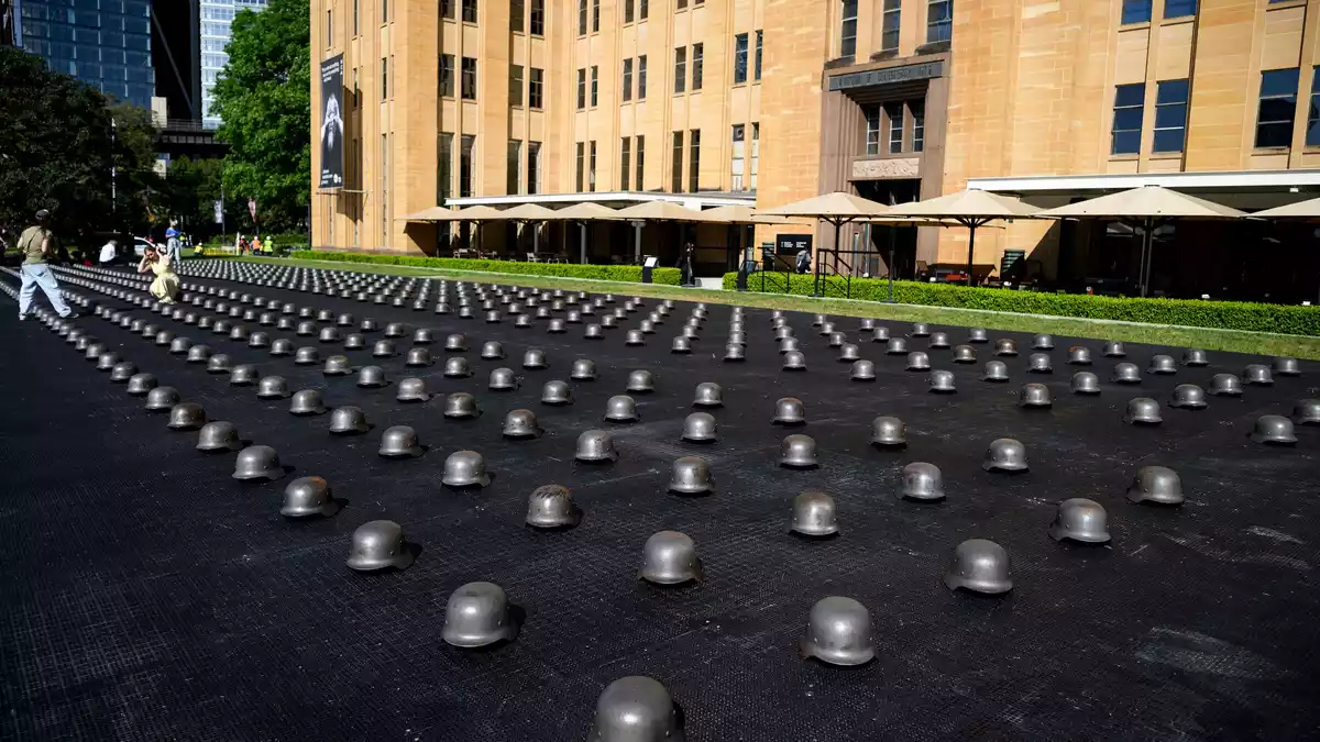 Besucher können durch die Reihen von 500 Helme gehen. - Bild: Bianca De Marchi/AAP/dpa