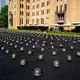 Besucher können durch die Reihen von 500 Helme gehen. - Bild: Bianca De Marchi/AAP/dpa