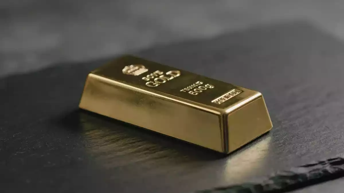 Gold Slips to $4,265 as Fed Rate Bets Lift Yields, Central Banks Buy
