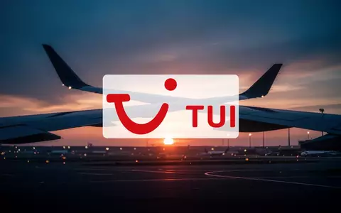 Ein Flugzeugflügel vor einem dramatischen Sonnenuntergang an einem Flughafen. - Foto: über boerse-global.de