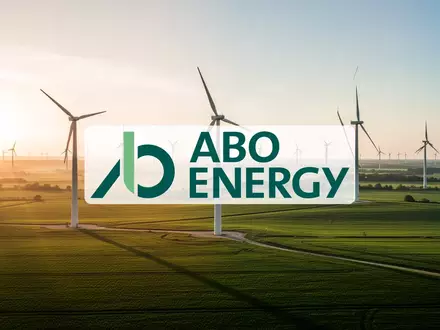 Moderne Windkraftanlagen in einer weiten, sonnendurchfluteten Landschaft als Symbol für erneuerbare Energien. - Foto: über boerse-global.de