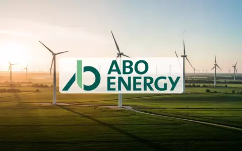 Moderne Windkraftanlagen in einer weiten, sonnendurchfluteten Landschaft als Symbol für erneuerbare Energien. - Foto: über boerse-global.de