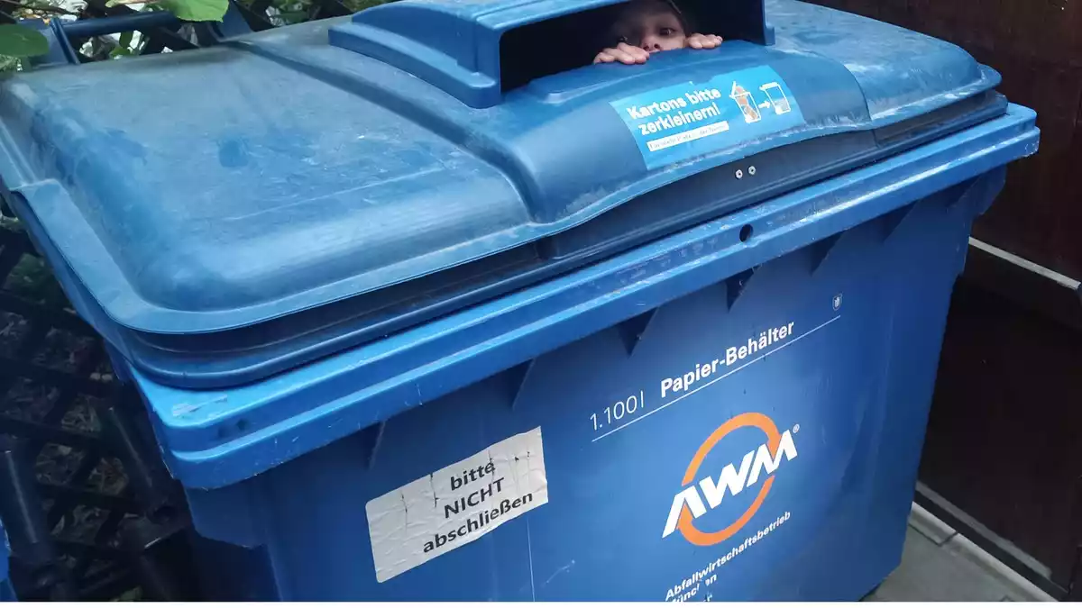FW-M: Kind in Papiercontainer gefangen (Sendling) - Bild: presseportal.de