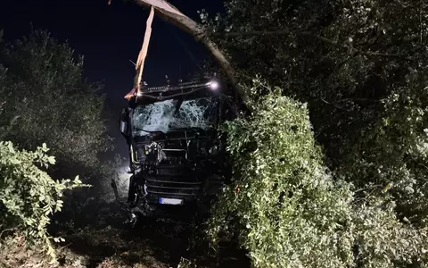 Feuerwehr Kalkar: Rübentransporter kommt auf der B67 von der Fahrbahn ab - Fahrer bleibt unverletzt - Foto: presseportal.de