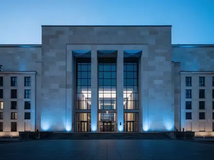 Moderne Fassade eines Regierungsgebäudes in der Dämmerung als Symbol für rechtliche und staatliche Prozesse. - Foto: über boerse-global.de