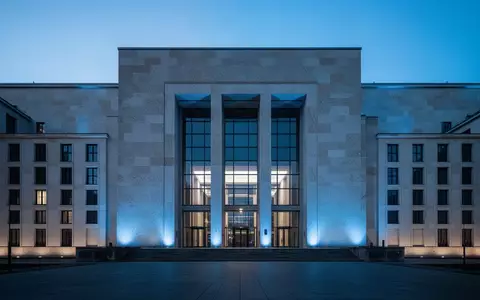 Moderne Fassade eines Regierungsgebäudes in der Dämmerung als Symbol für rechtliche und staatliche Prozesse. - Foto: über boerse-global.de
