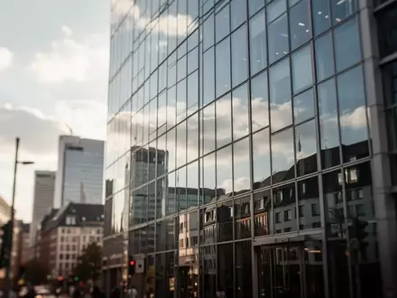 Moderne Glasfassaden eines Bürogebäudes im Frankfurter Bankenviertel bei Tageslicht. - Foto: über boerse-global.de