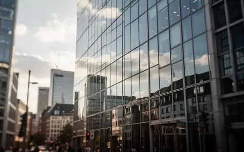 Moderne Glasfassaden eines Bürogebäudes im Frankfurter Bankenviertel bei Tageslicht. - Foto: über boerse-global.de