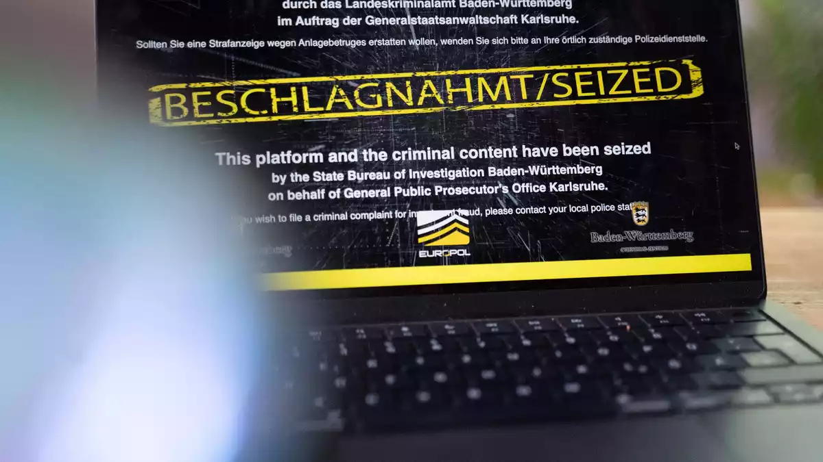 Wenn man die Adresse der beschlagnahmten Internetseiten eingibt, erscheint ein Sicherstellungsbanner der Behörden. (Archivbild) - Bild: Leonie Asendorpf/dpa
