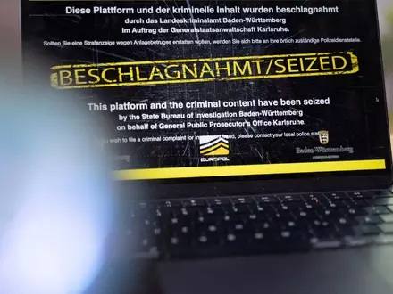 Wenn man die Adresse der beschlagnahmten Internetseiten eingibt, erscheint ein Sicherstellungsbanner der Behörden. (Archivbild) - Foto: Leonie Asendorpf/dpa