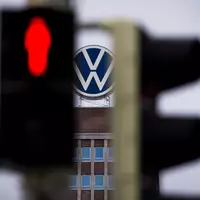 Autobauer VW: Knapp einer Million Fahrzeuge droht ein Lenkungsausfall. (Archivbild) - Foto: Moritz Frankenberg/dpa