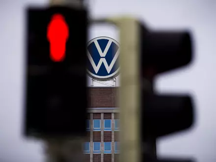 Autobauer VW: Knapp einer Million Fahrzeuge droht ein Lenkungsausfall. (Archivbild) - Foto: Moritz Frankenberg/dpa