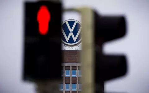 Autobauer VW: Knapp einer Million Fahrzeuge droht ein Lenkungsausfall. (Archivbild) - Foto: Moritz Frankenberg/dpa