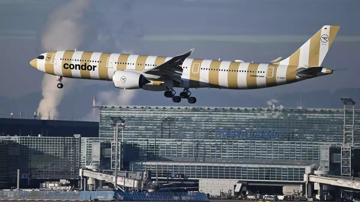 Bei Condor zieht der Mehrheitseigner Attestor eine Kaufoption und übernimmt alle Anteil bis Sommer 2027. (Archivbild) - Bild: Arne Dedert/dpa