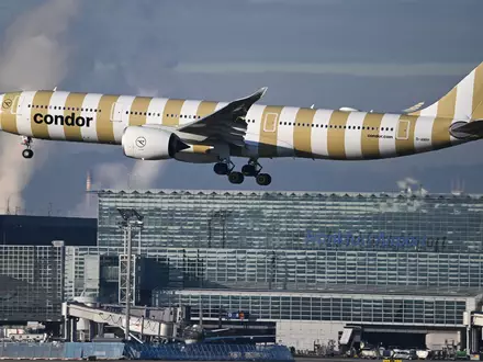 Bei Condor zieht der Mehrheitseigner Attestor eine Kaufoption und übernimmt alle Anteil bis Sommer 2027. (Archivbild) - Foto: Arne Dedert/dpa