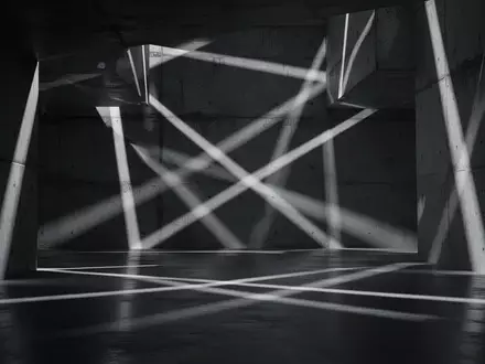 Abstrakte architektonische Raumstruktur mit geometrischen Licht- und Schattenmustern als Metapher für digitale Sicherheit. - Foto: über boerse-global.de