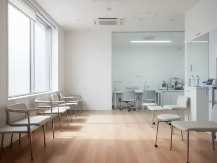 Ein heller, minimalistischer Untersuchungsraum in einem japanischen Unternehmen mit medizinischer Ausstattung. - Foto: über boerse-global.de