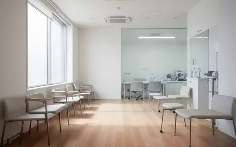 Ein heller, minimalistischer Untersuchungsraum in einem japanischen Unternehmen mit medizinischer Ausstattung. - Foto: über boerse-global.de