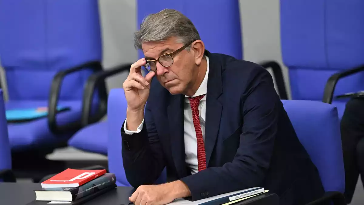 Weimer hatte eine gesetzliche Investitionspflicht zunächst selbst abgelehnt. Inzwischen sieht er in dem Gesetzentwurf einen «klugen Kompromiss». - Bild: Michael Brandt/dpa